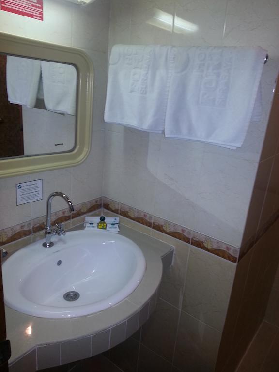 Hotel Fortuna Surabaya Szoba fotó