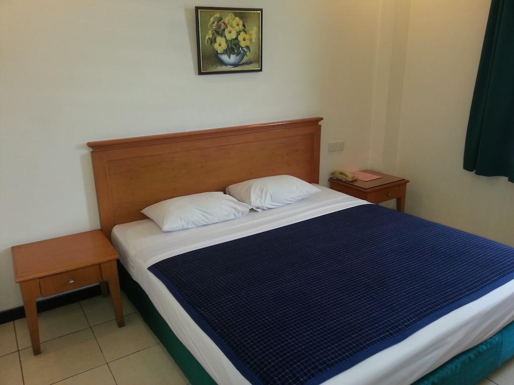 Hotel Fortuna Surabaya Szoba fotó
