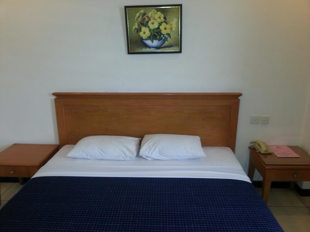 Hotel Fortuna Surabaya Szoba fotó